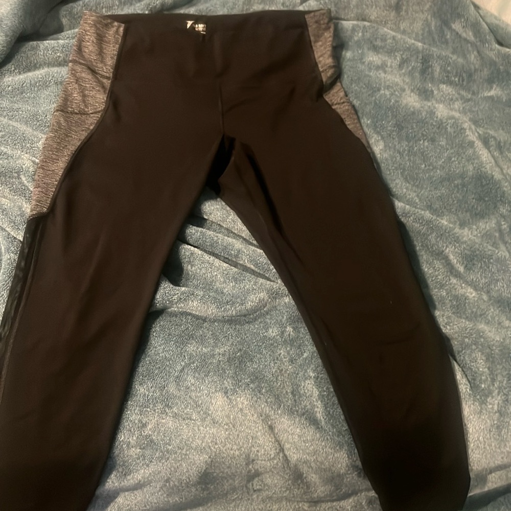 Two pairs of old navy 2x leggings